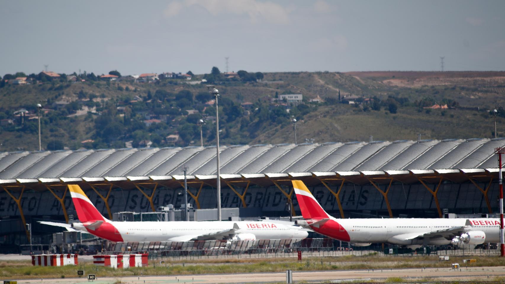 Varios aviones de Iberia en la terminal 4 del Aeropuerto de Madrid-Barajas Adolfo Suárez.
