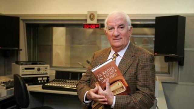 Ángel Faus, primer doctor en Ciencias de la Información, en un estudio de radio.