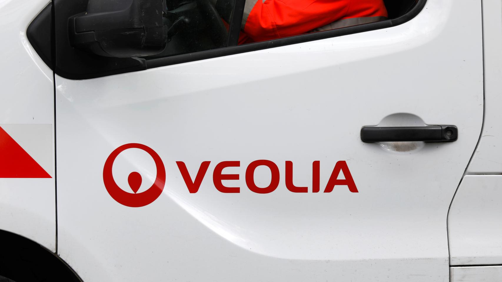 El logotipo de Veolia en una furgoneta de la empresa.