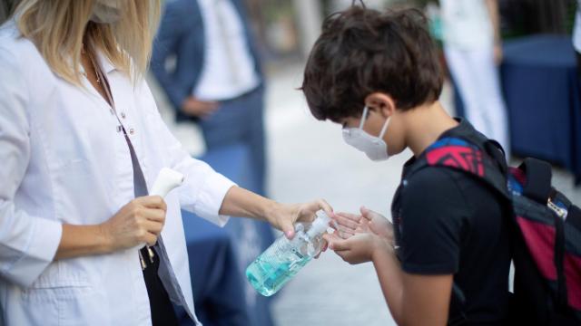 Un niño, a la entrada de un colegio.