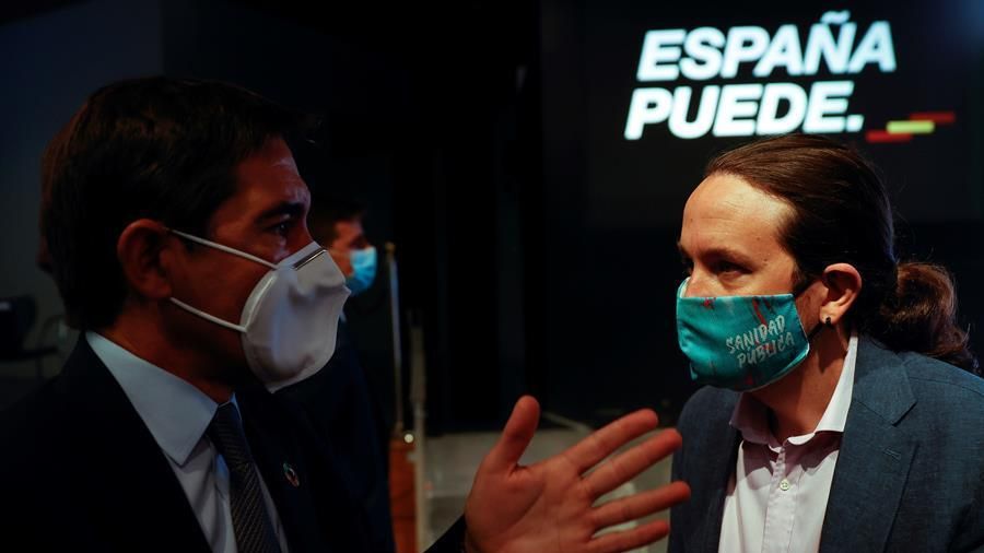 El presidente del BBVA, Carlos Torres, conversa con Pablo Iglesias.