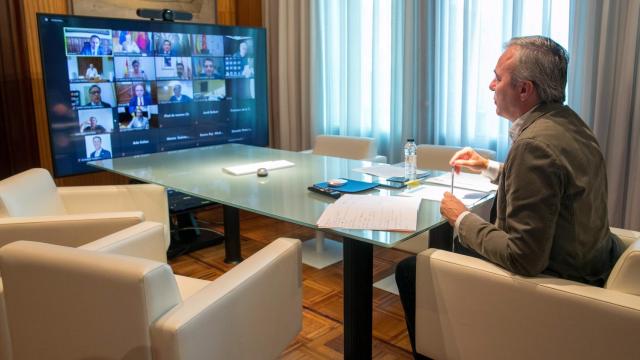 El alcalde de Zaragoza, Jorge Azcón, en el encuentro telemático con su homólogos de  31 ciudades.