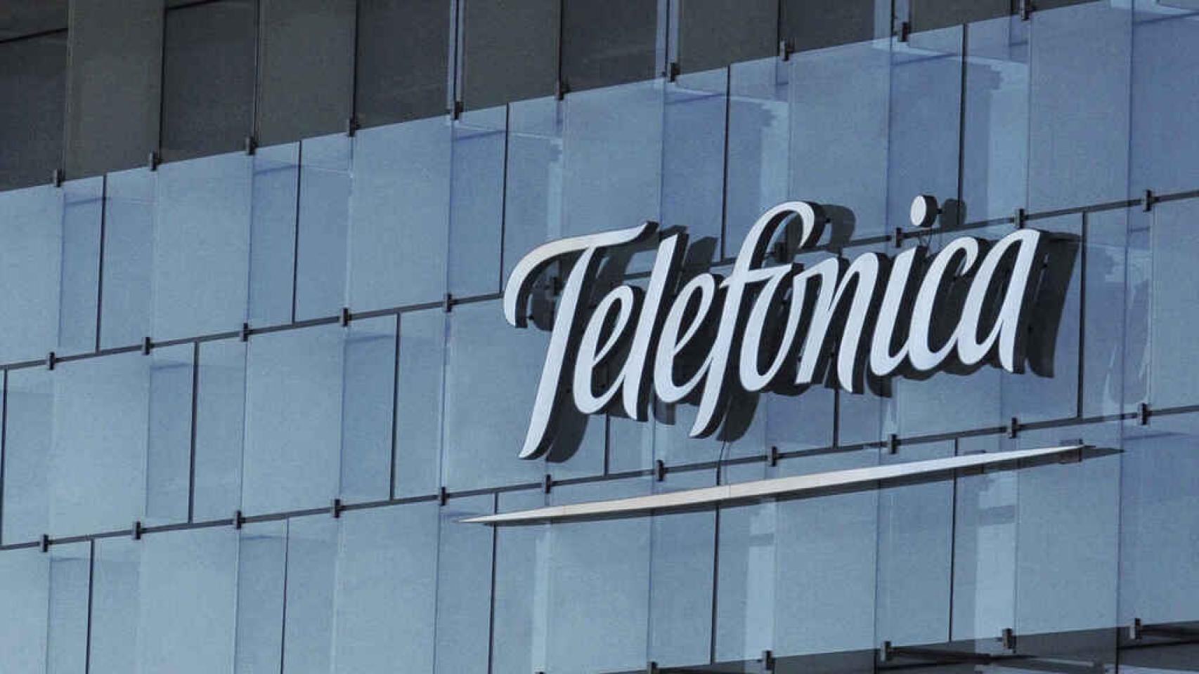 Rótulo en uno de los edificios de la sede de Telefónica.