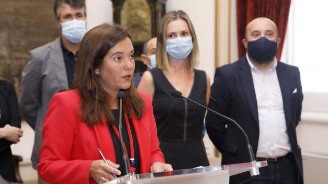 Inés Rey presenta a Mónica Martínez como nueva concejala de Deportes.