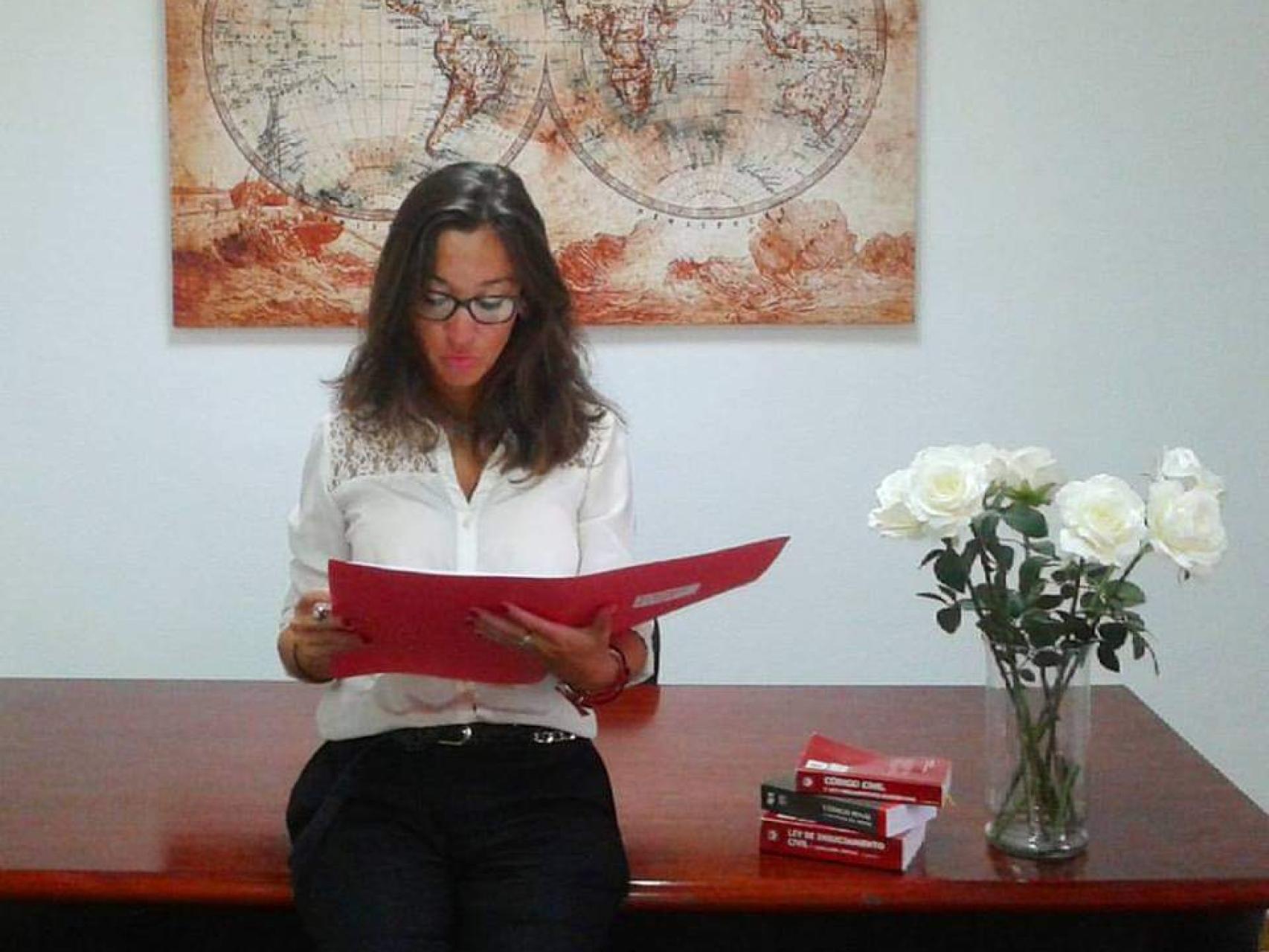 Manuela asesora gratis a los padres que no lleven a sus hijos al colegio.