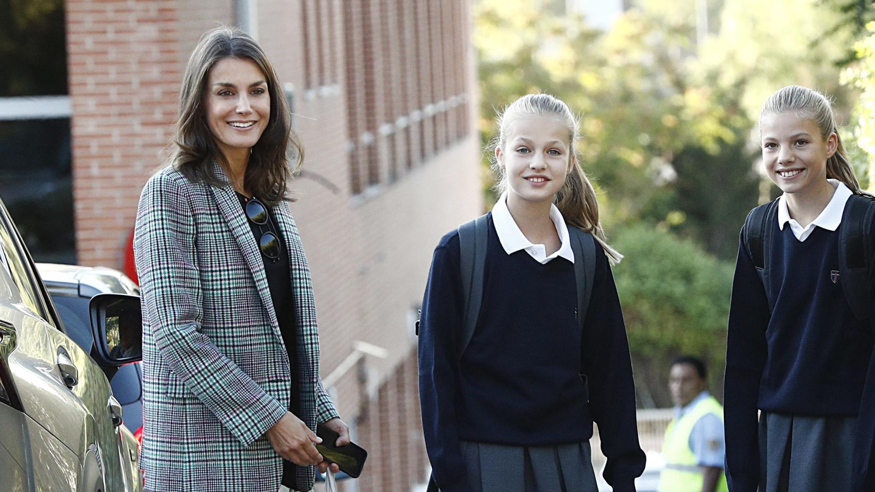 Letizia y Felipe acuden con sus hijas, Sofía y Leonor, el primer día de clase.