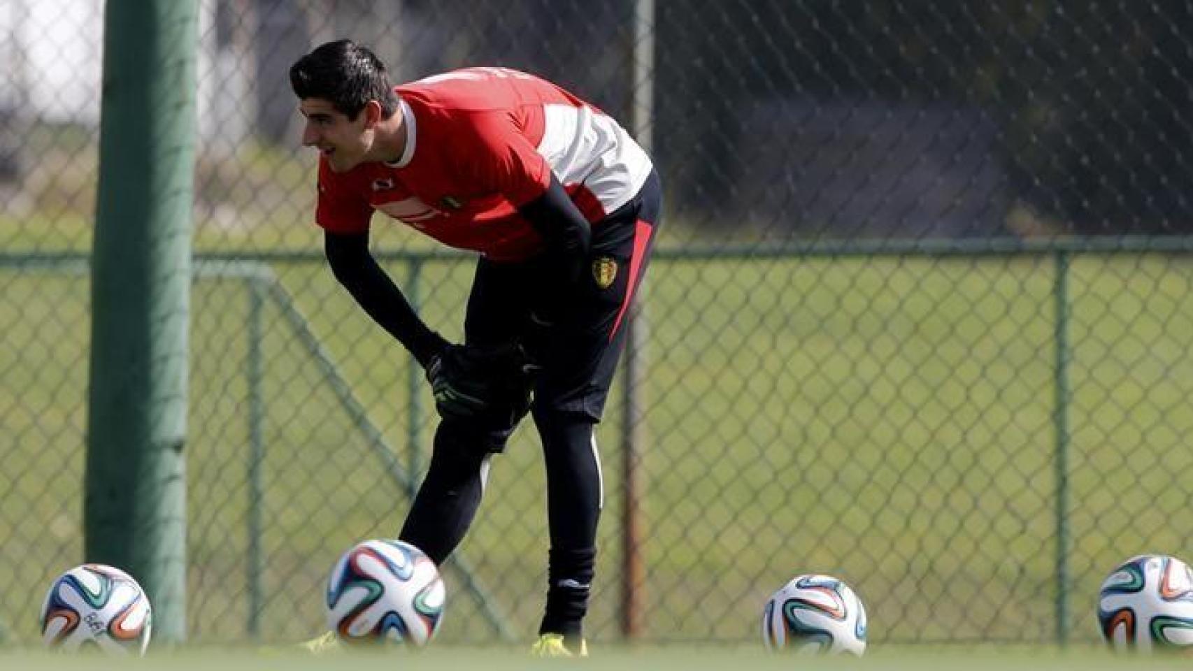 Thibaut Courtois entrenando con Bélgica