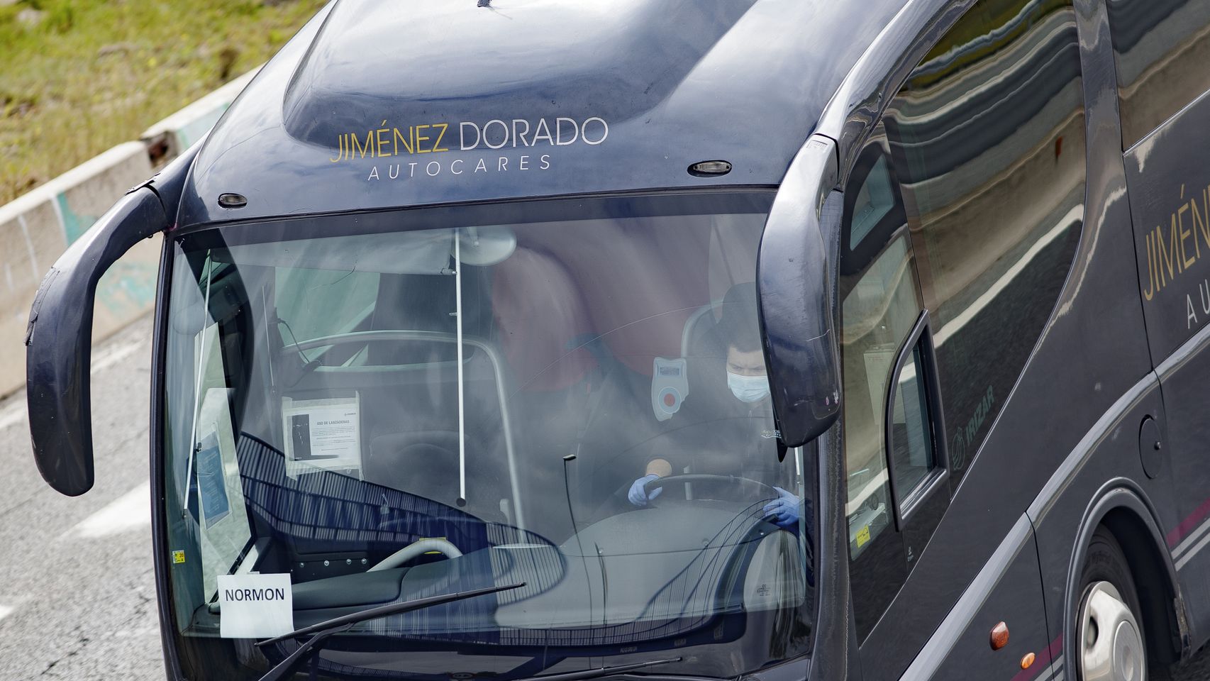 Un conductor de autobús conduciendo con las medidas de protección.