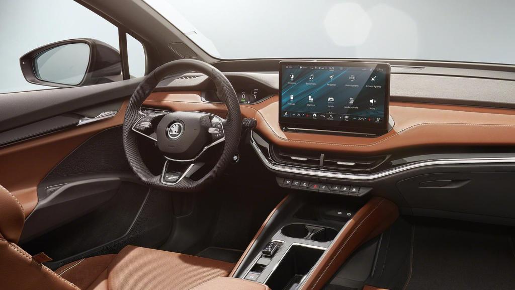 En el interior predomina la pantalla grande central de 13 pulgadas.