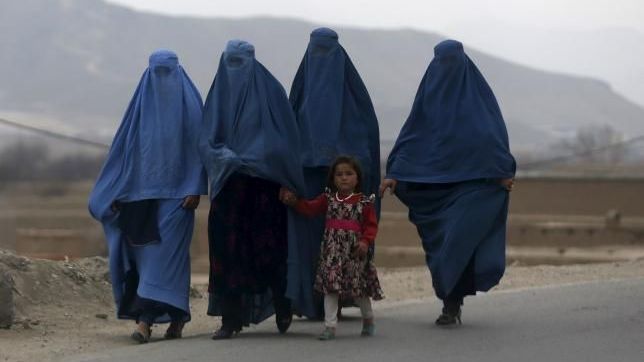Varias mujeres afganas caminan vistiendo un burka.