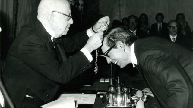 Sámaso Alonso impone la Medalla de Académico de la RAE a Miguel Delibes