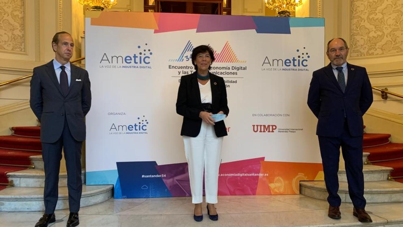 Isabel Celaá, ministra de Educación y Formación Profesional, junto a Pedro Mier (AMETIC)