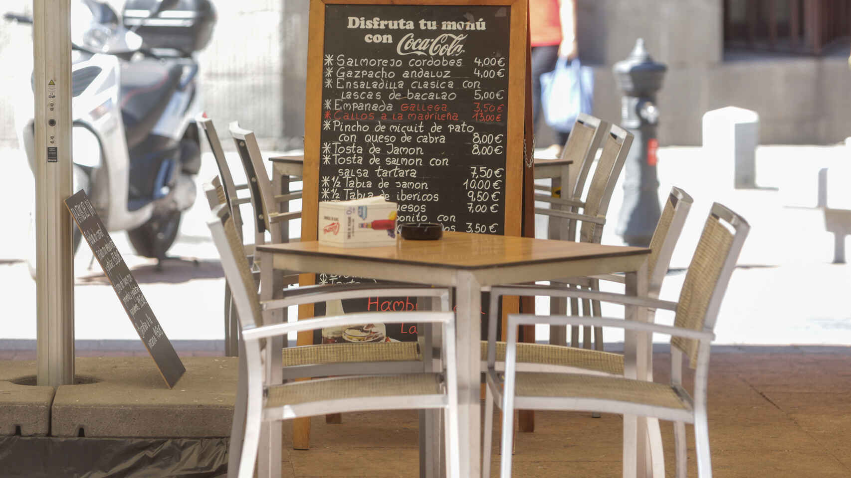 Una mesa vacía en la terraza de un restaurante de Madrid.