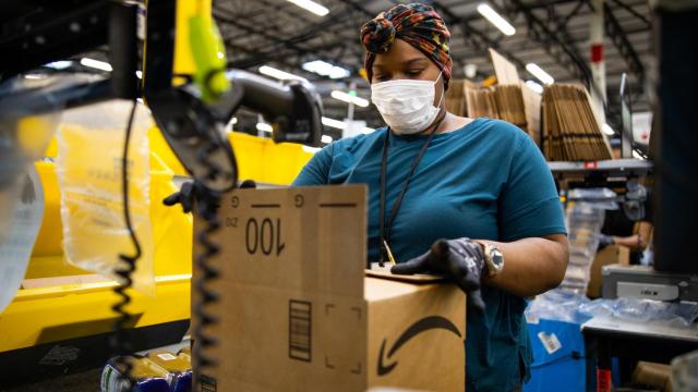 Una trabajadora de Amazon, con las medidas de protección,  en uno de sus centros.