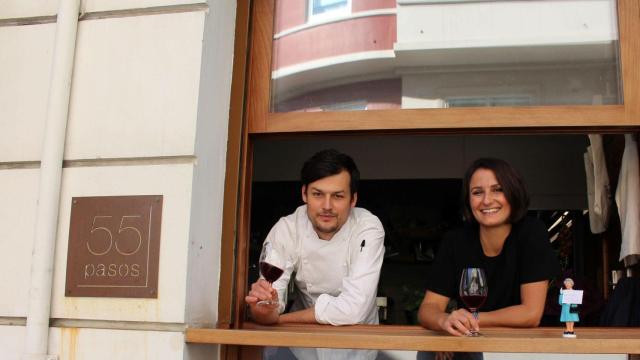 Balázs Menyhard y Nataly Rodríguez posan en su local