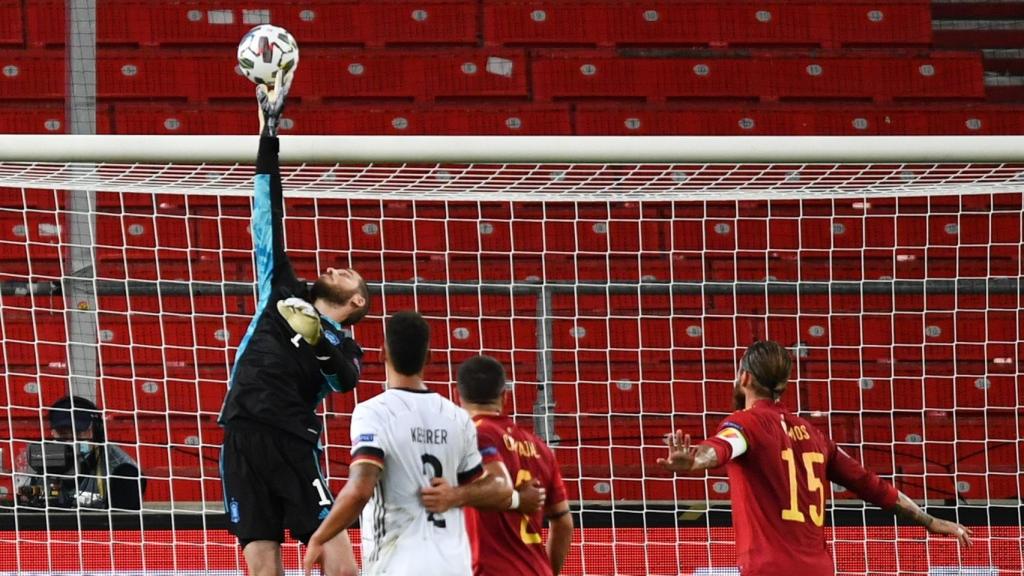 David De Gea realiza una parada durante el Alemania-España