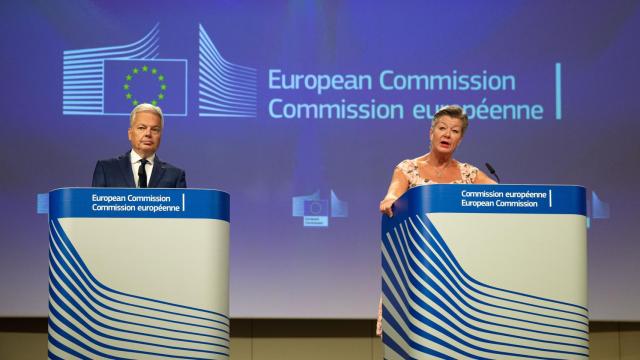 Los comisarios Didier Renyders e Ilva Johansson, durante la rueda de prensa de este viernes