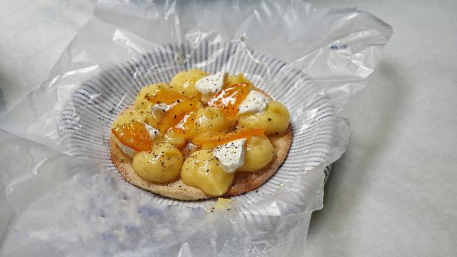 Tarta de limón sobre torta de aceite