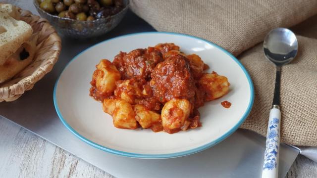 Ñoquis con albóndigas y salsa de tomate