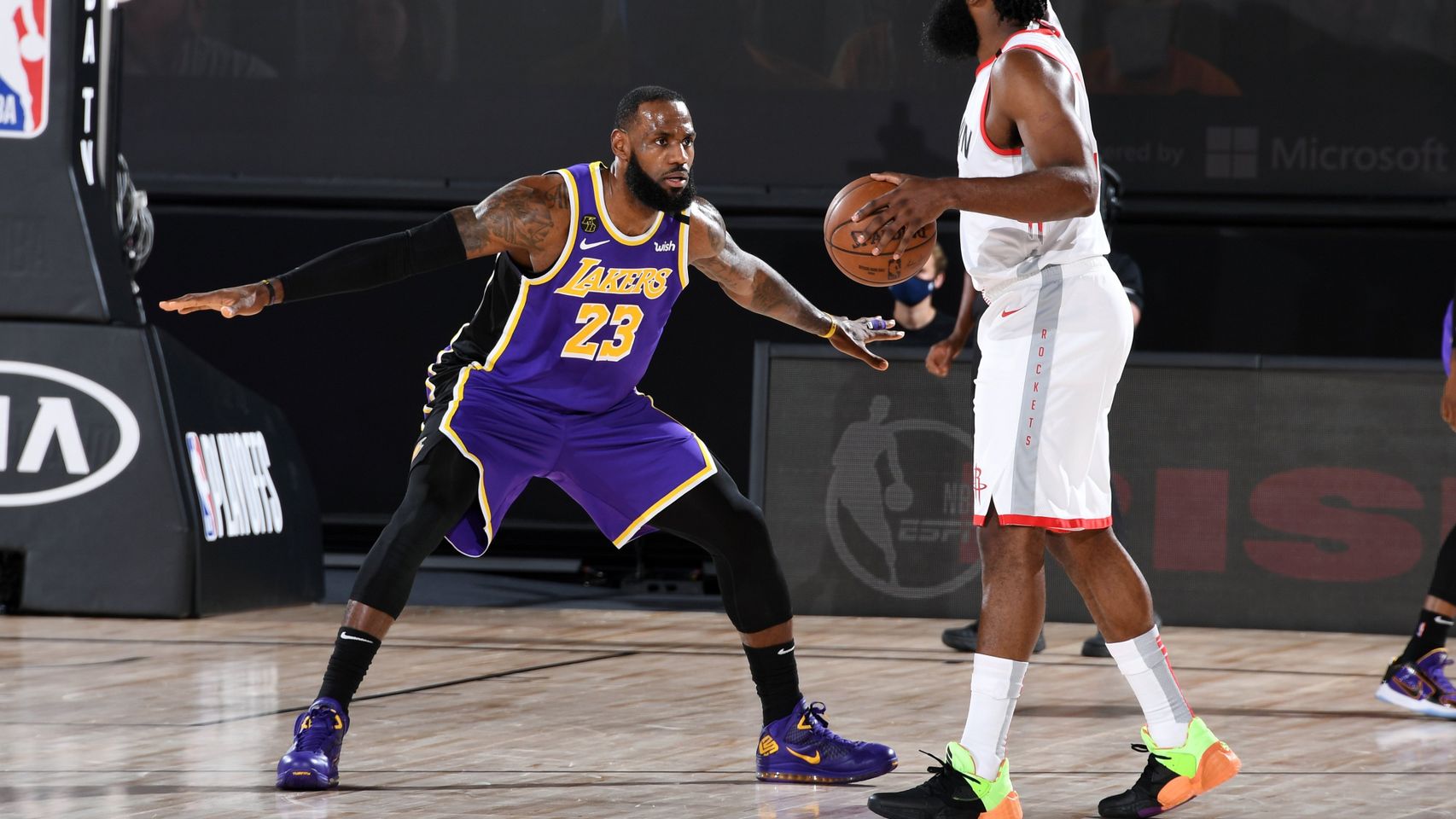 James Harden marca jugada ante LeBron James