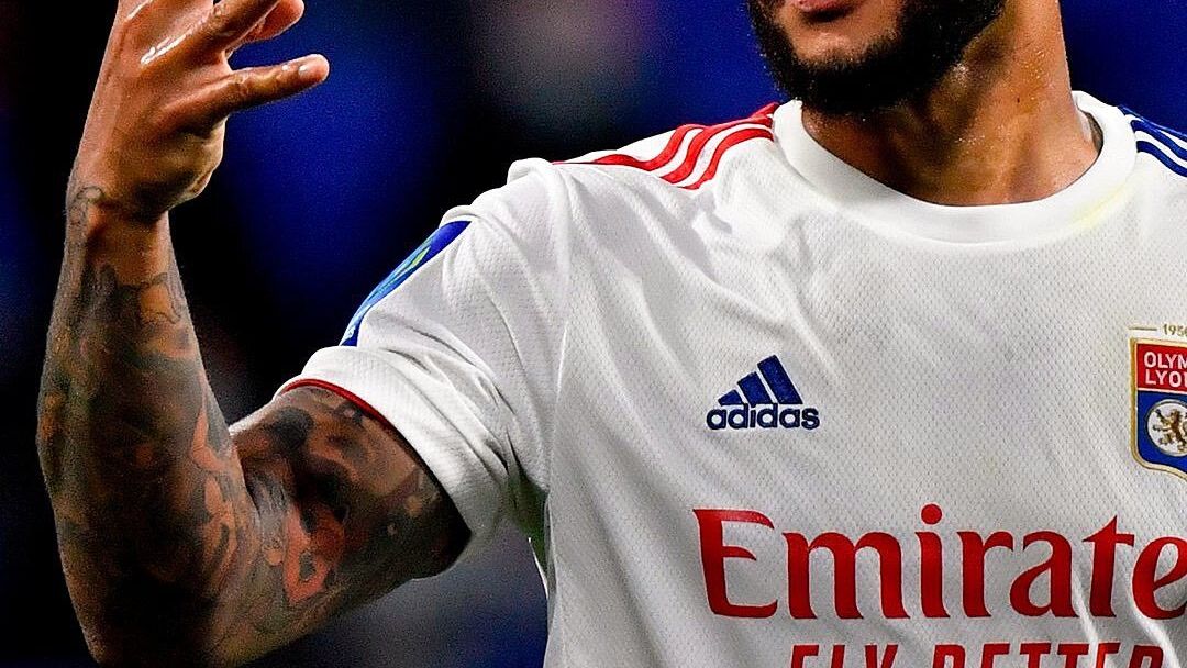 Memphis Depay celebra una victoria con el Lyon