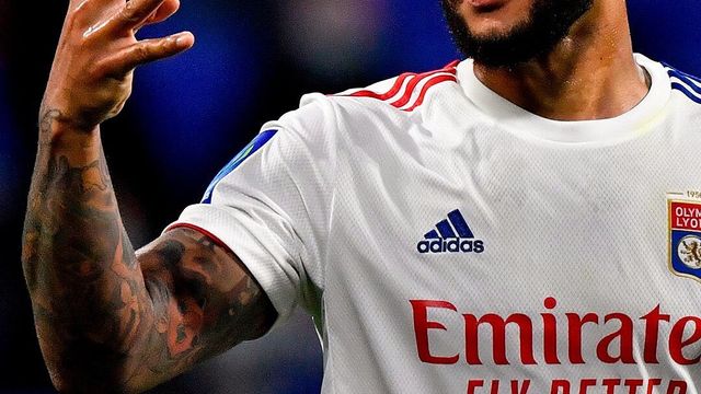 Memphis Depay celebra una victoria con el Lyon