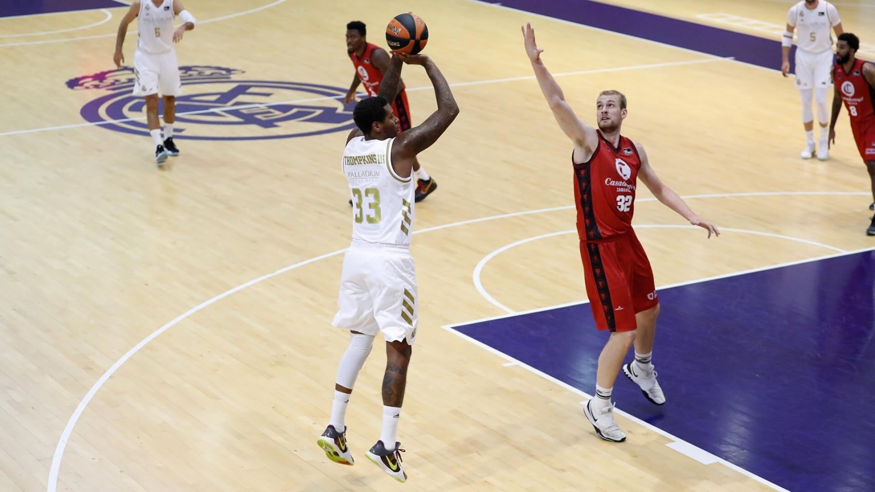 Trey Thompkins en el partido contra Casademont Zaragoza
