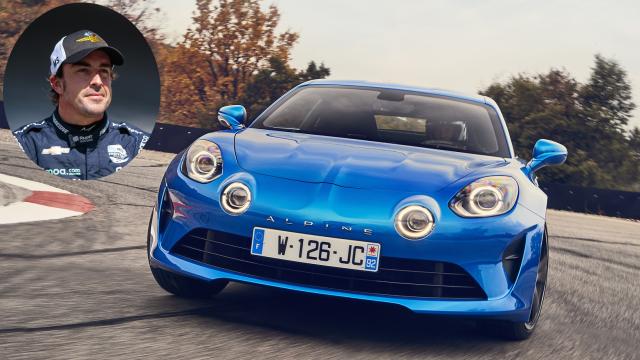 El último Alpine desarrollado, el modelo A110, en un montaje junto a Fernando Alonso.