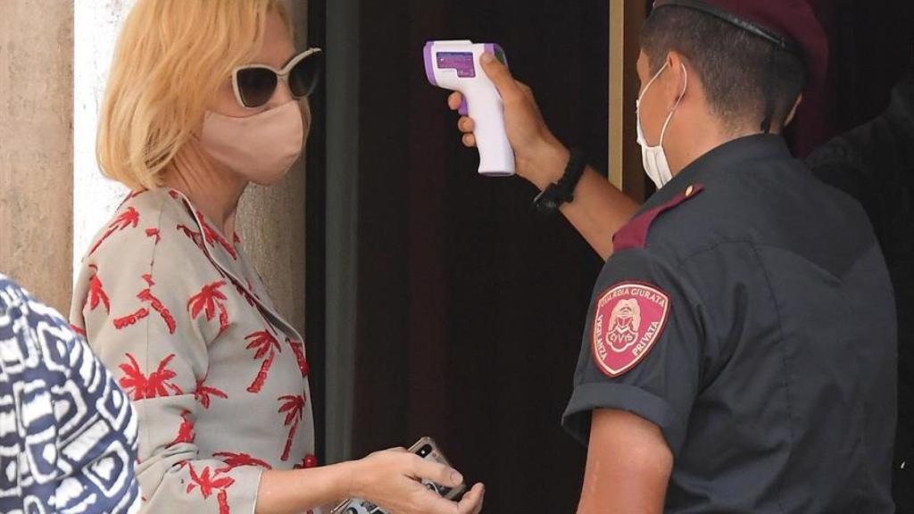 Cate Bñlanchett sometida al test de temperatura para entrar en su hotel.