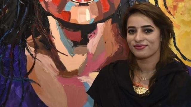 Shaheena Shaheen era presentadora de un programa de entrevistas en Pakistan Television.