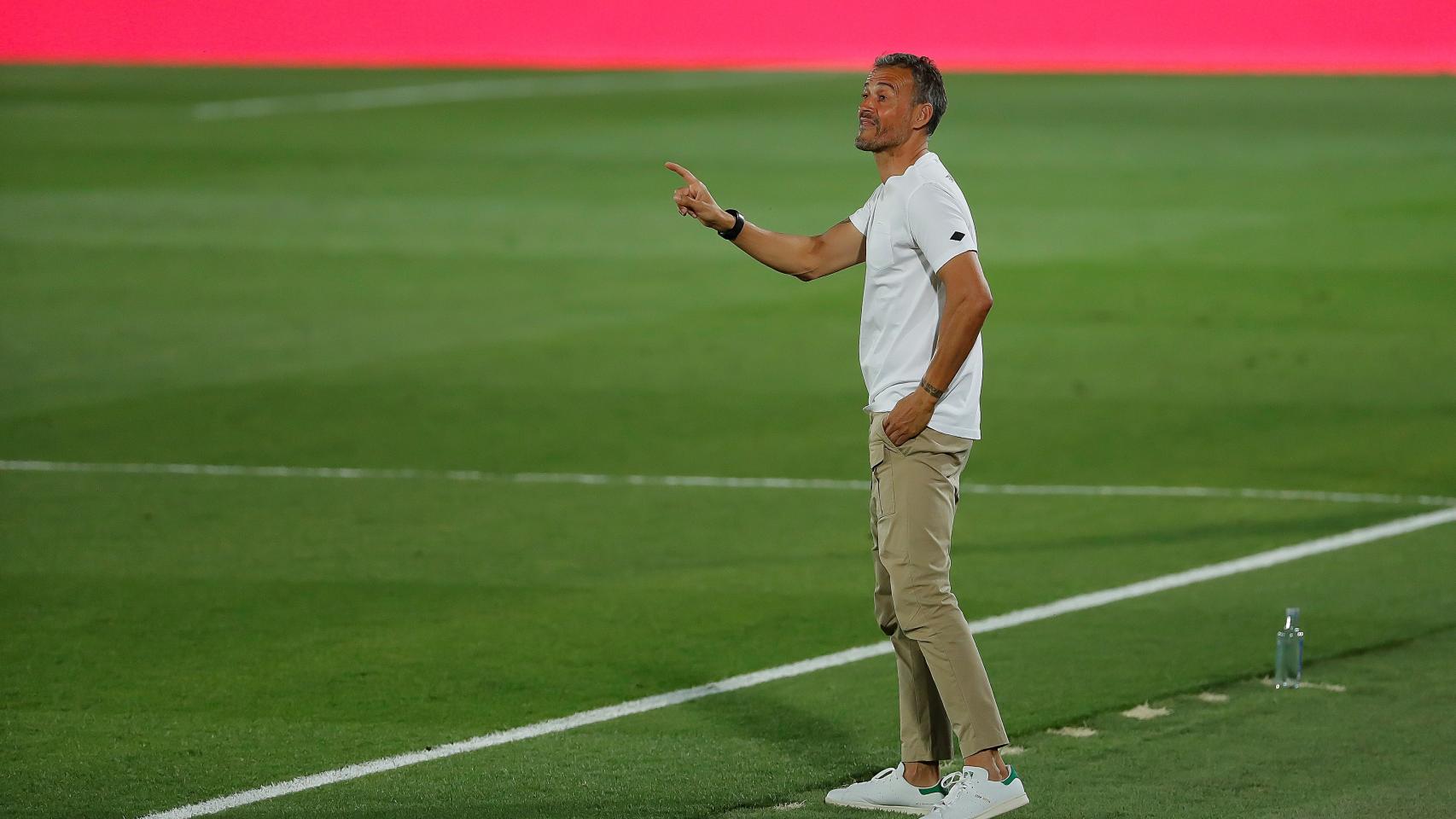 Luis Enrique da indicaciones durante el partido de España ante Ucrania