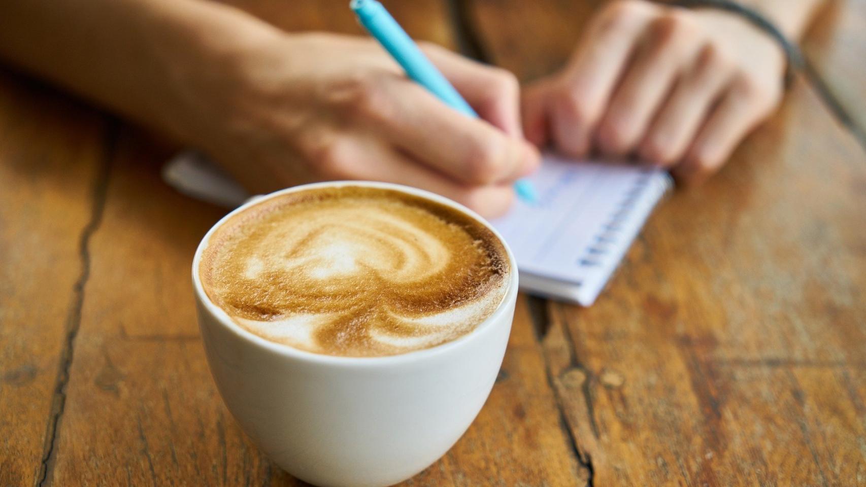 Un trabajador toma un café con leche.