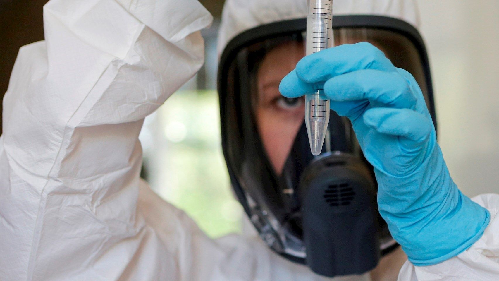 Un científico del Centro Nacional de Epidemiología y Microbiología trabajando en la vacuna rusa del COVID-19. EFE.