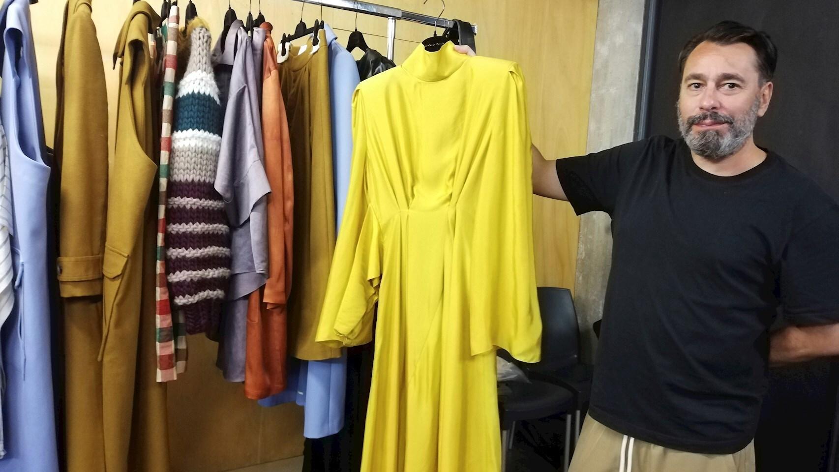 Juanjo Oliva reinventa con su colección el armario femenino con prendas atemporales y fluidas