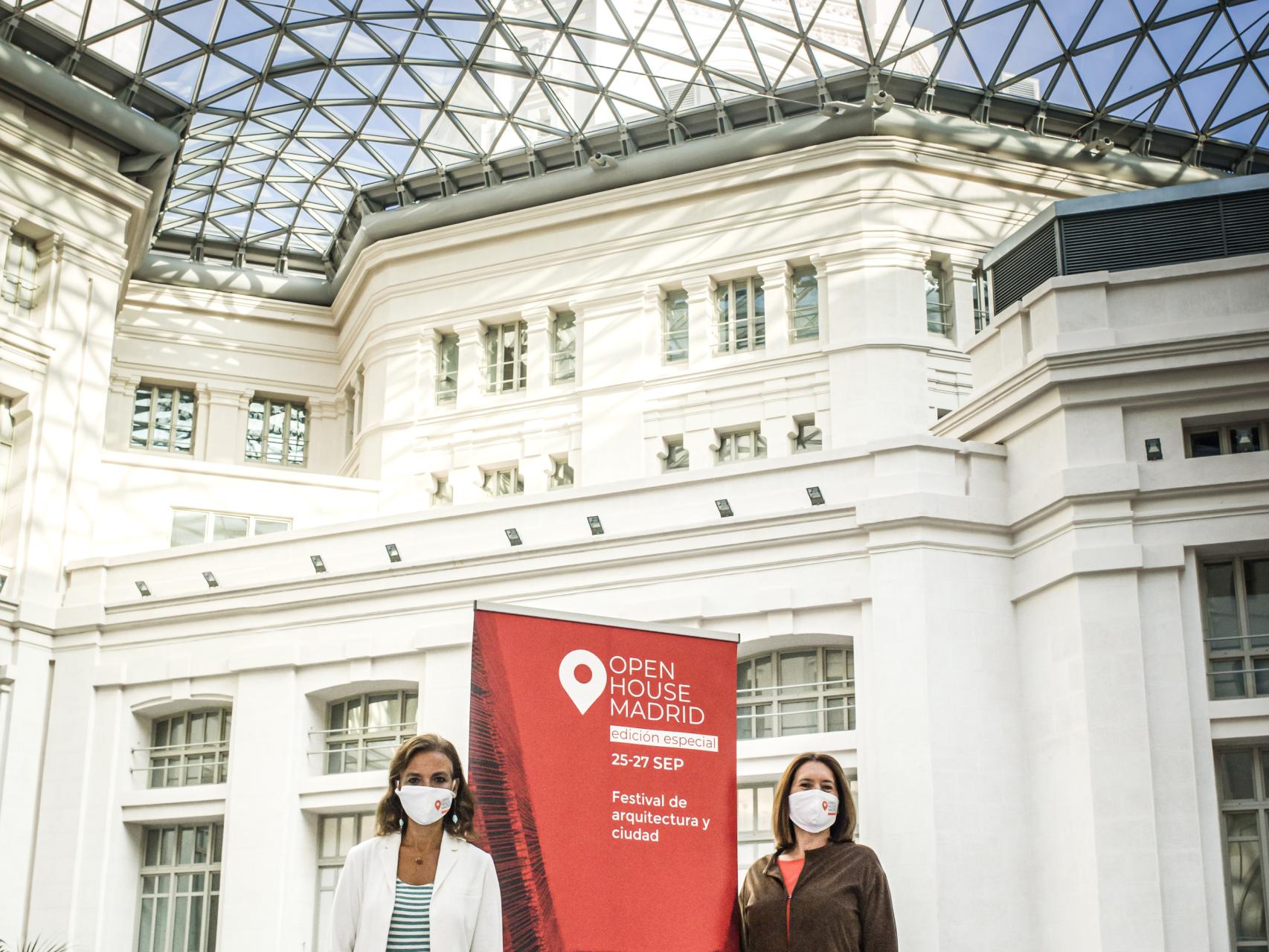 La concejala delegada de Turismo del Ayuntamiento de Madrid, Almudena Maíllo, junto a Paloma Gómez Marín, cofundadora y codirectora de Open House Madrid.