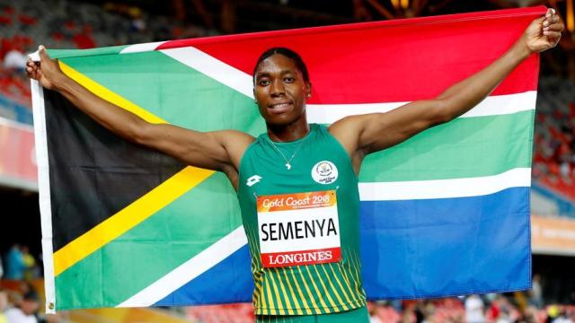 Caster Semenya, celebrando un triunfo con la bandera de Sudáfrica