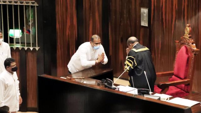 Premalal Jayasekara jurando el cargo.