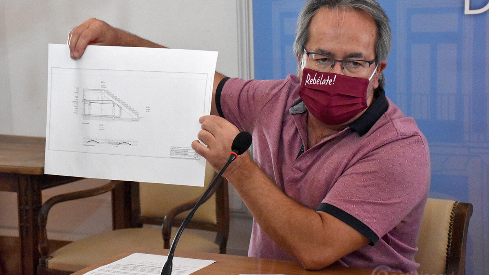 Francisco Guarido explica la obra en los locales bajo el estadio Ruta de la Plata
