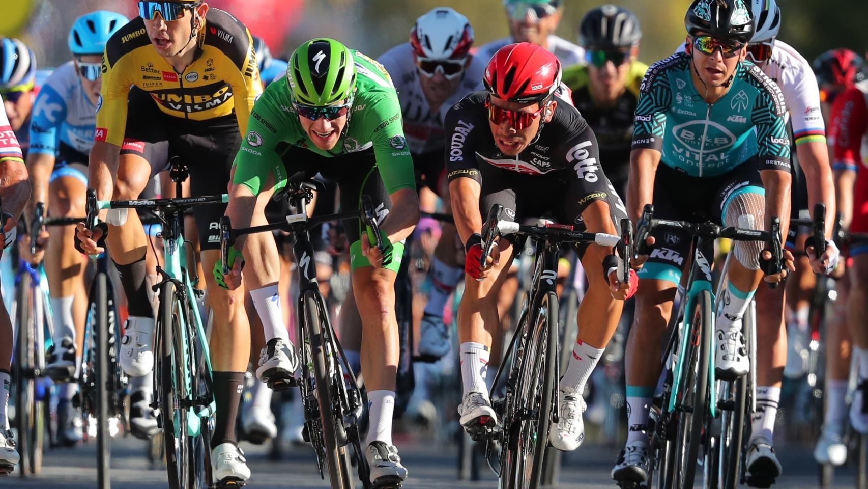 Caleb Ewan se impone en un apretado sprint