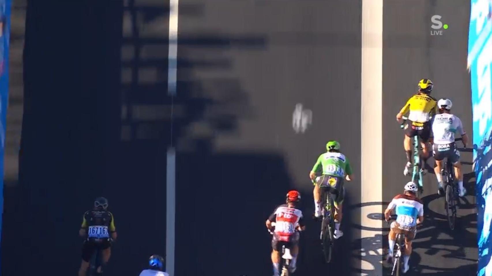 El peligroso empujón de Sagan a Van Aert