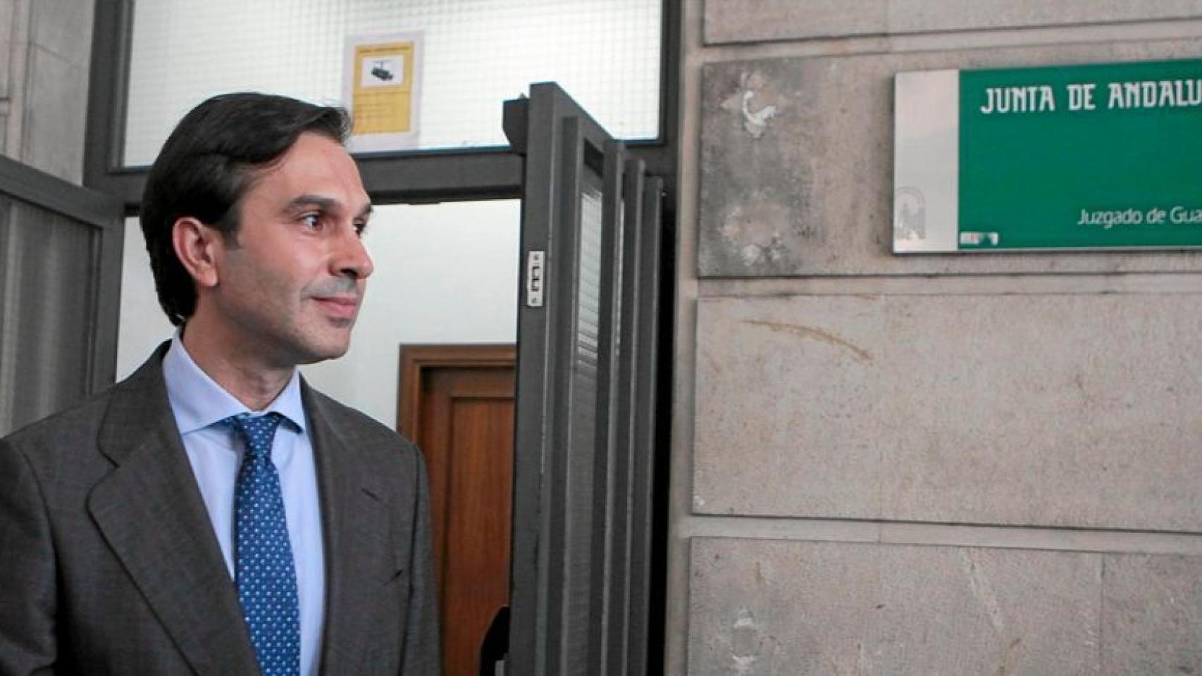 El sobrino de Felipe González, Juan María González Mejías, en la puerta de los juzgados.