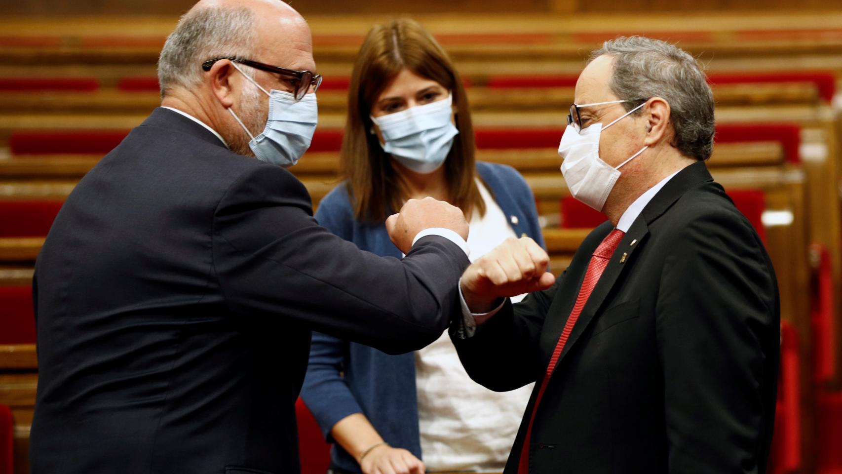 Quim Torra saluda al portavoz de JxCat, Eduard Pujol, a su llegada al Parlament.