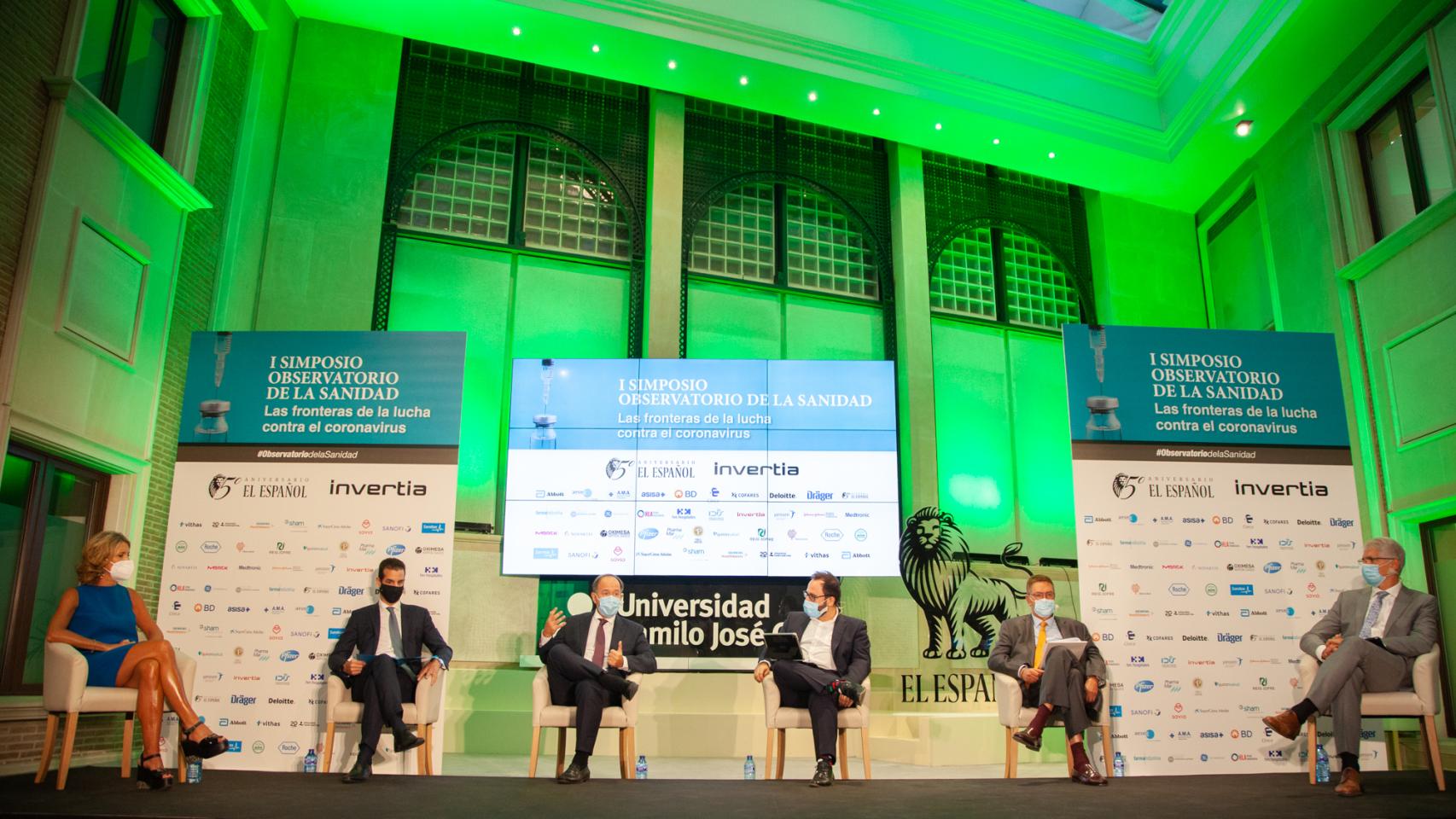 De izda. a dcha. Fiona Garin, directora de Marketing Estratégico de Becton Dickinson (BD) en Europa; Rocco de Bernadis, director general de Johnson & Johnson Medical Devices en España; Luis Campo, director general de GE Healthcare España y Portugal; Eduardo Ortega, redactor de Invertia; Luis Cortina, director general de Siemens Healthineers, y Enrique Álvarez, director general de Mölnlycke.