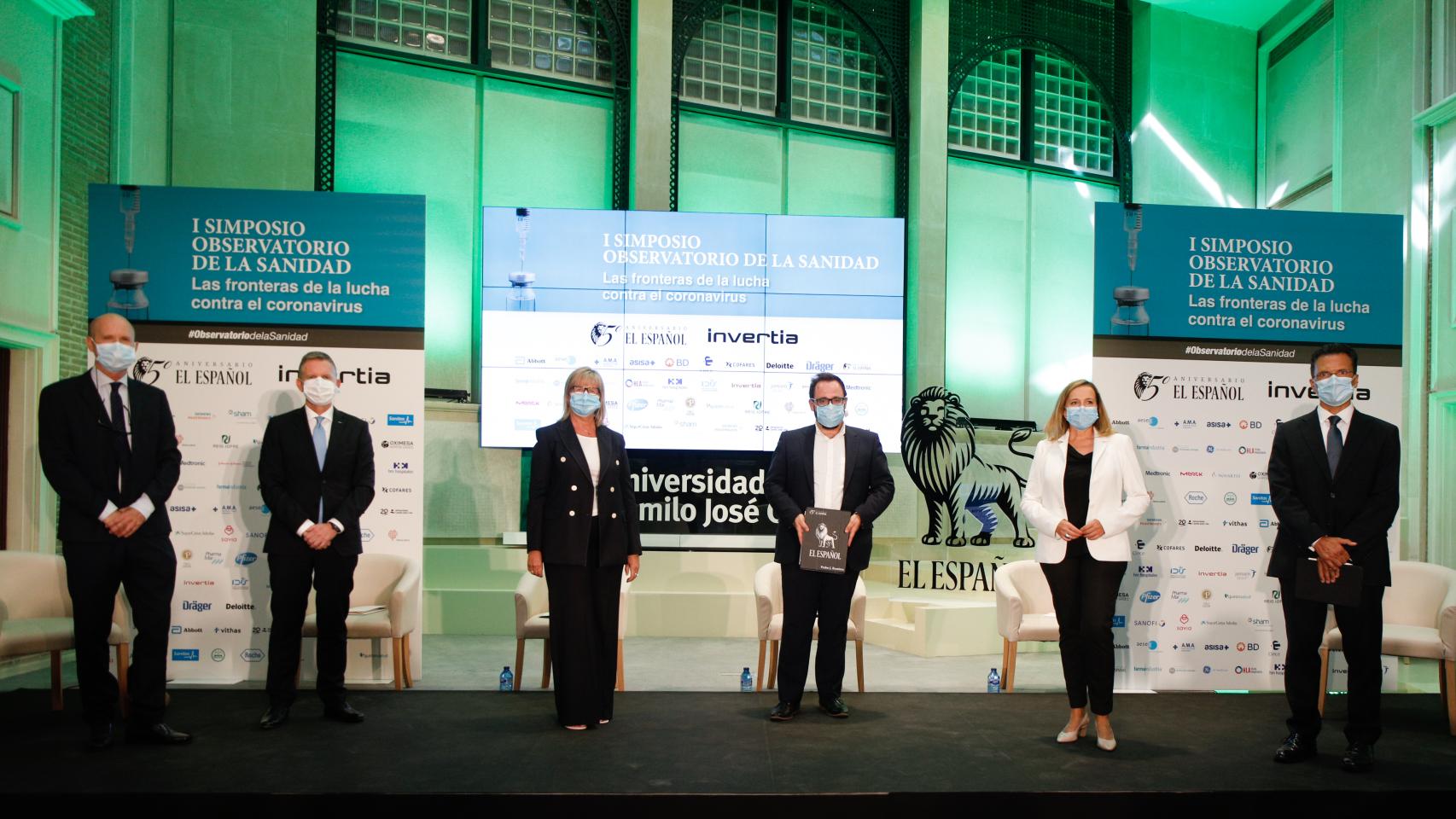 De izquierda a derecha, Carlos Sisternas, director de la Federación Española de Empresas de Tecnología Sanitaria (FENIN); Dionisio Martínez de Velasco, Managing Director Iberia de Dräger; María Luz López Carrasco, presidenta de FENIN; Eduardo Ortega Socorro, redactor de Invertia; María Vila, directora general de Medtronic Iberia; y Jorge Huertas Colomina, director general de Oximesa y Nippon Gases Healthcare.
