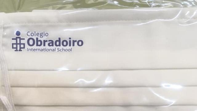 El colegio Obradoiro de A Coruña vende mascarillas personalizadas con su escudo