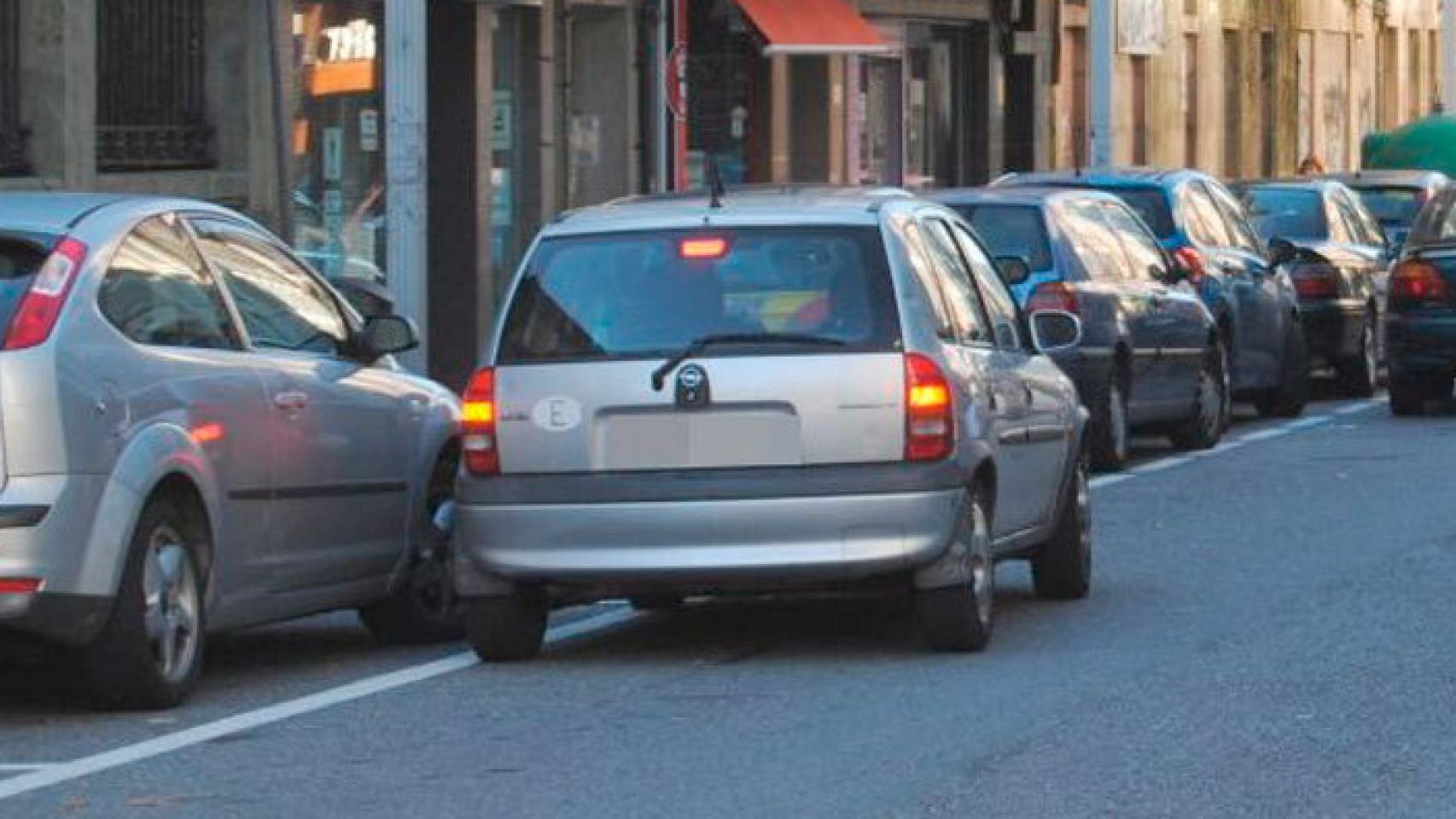 Un vehículo parado en doble fila.