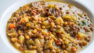 Un plato de lentejas cocinado al estilo tradicional.