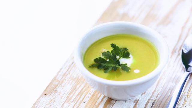Crema de puerros y guisantes, receta rica y fácil con verduras