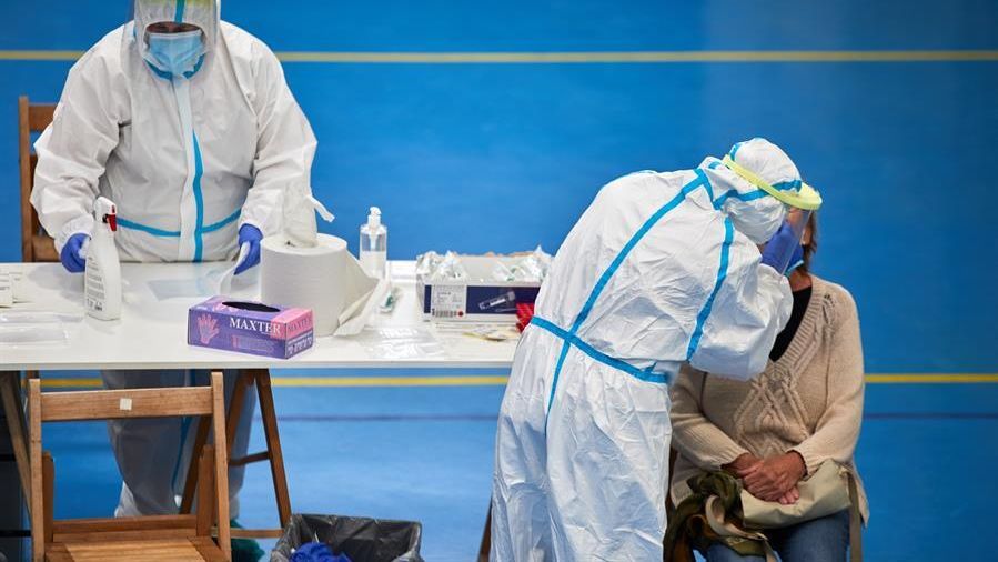 Personal sanitario realiza pruebas PCR.