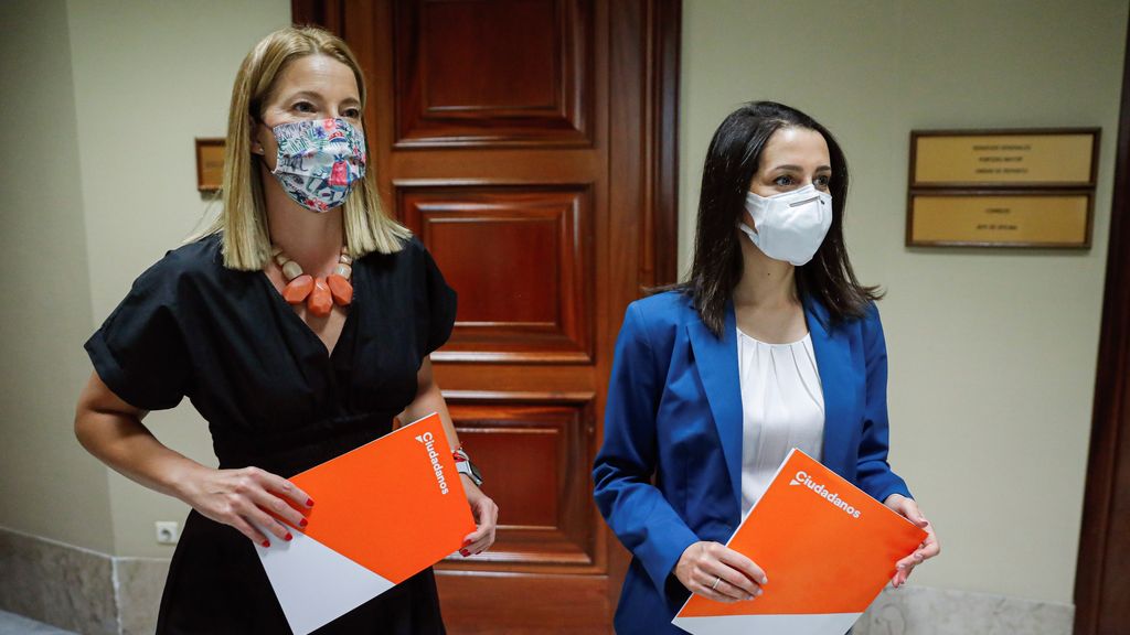 María Muñoz, diputada de Ciudadanos , junto a Inés Arrimadas, presidenta del partido.